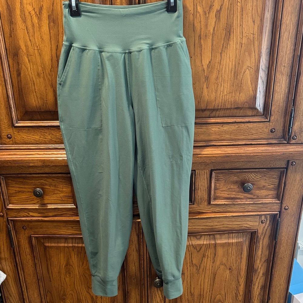 Old Navy Active power soft High-Rise Leggings in Forest Green baggy fit.